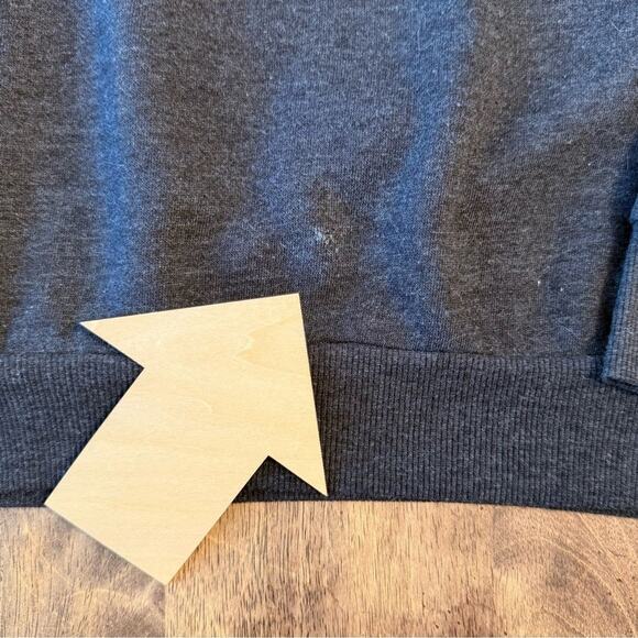 Disney Women’s Lilo and Stitch Latch Hook Crewneck Sweatshirt Gray Size Medium - Picture 5 of 9